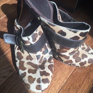 Perfect for fall- animal print suede texture clog